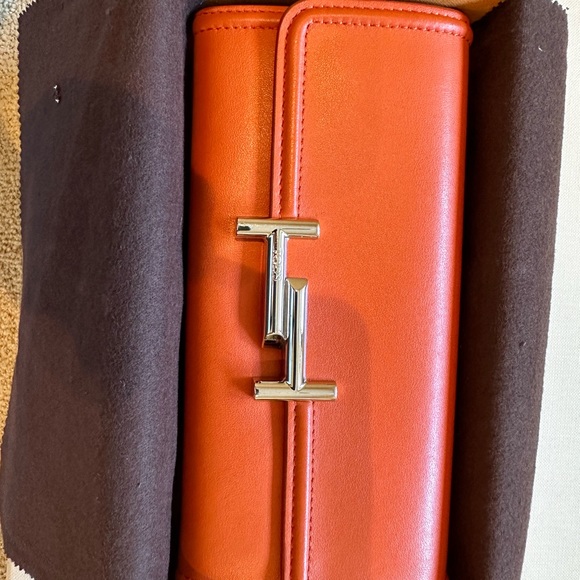 Tod’s wallet. A beautiful soft leather wallet with multiple card slots - Picture 1 of 8